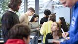 Beim Campustag am KIT können sich Studieninteressierte über das vielfältige Studienangebot vor Ort informieren (Foto: Magali Hauser, KIT) 