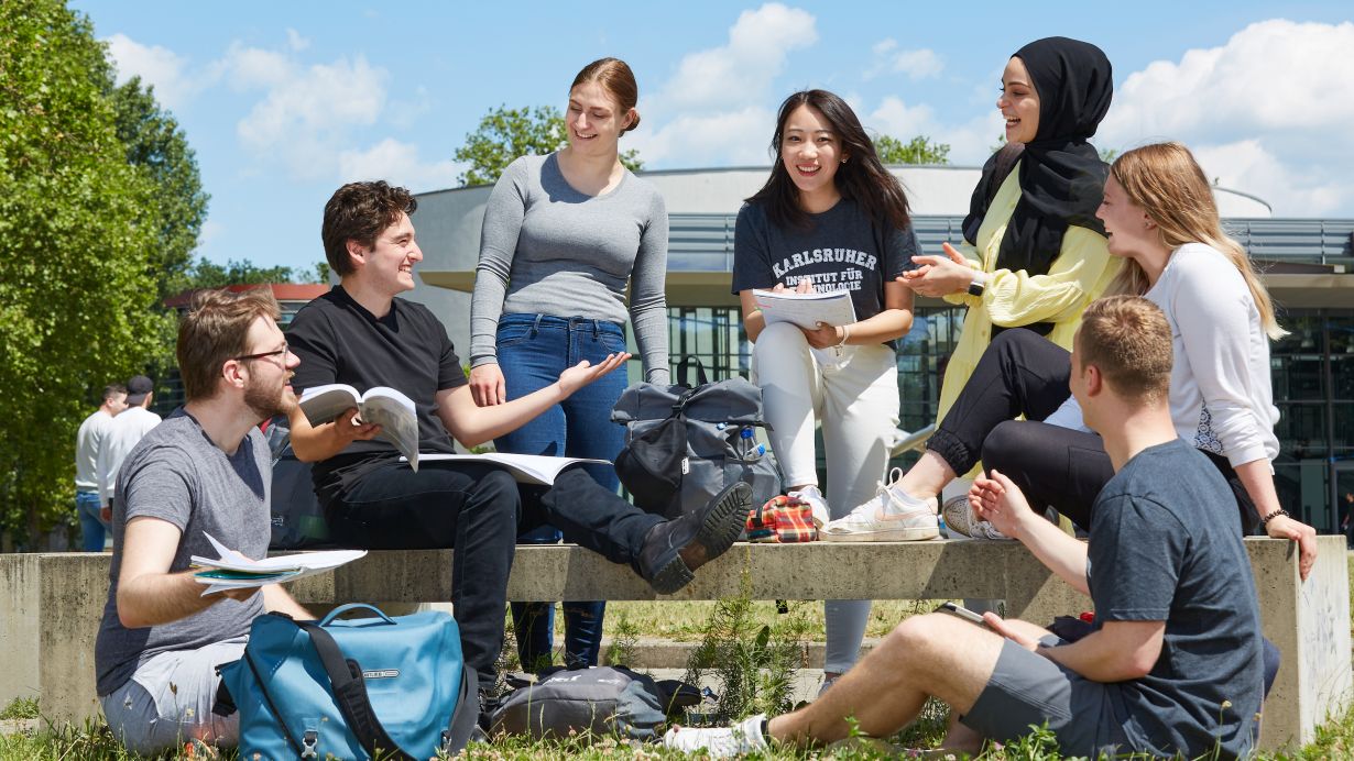 Die Lehramtsstudiengänge am KIT reichen von Physik und Geographie über Biologie und Chemie bis hin zu Deutsch und Sport. (Foto: Magali Hauser, KIT) 