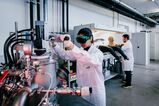 Legierungsherstellung mittels Lichtbogenschmelzen im Materialsyntheselabor des Instituts für Angewandte Materialien – Werkstoffkunde. (Foto: Chiara Bellamoli, KIT)