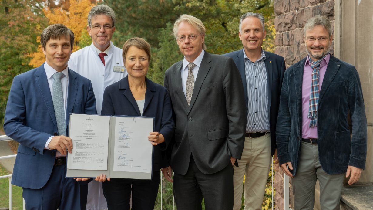 Gruppenbild mit KIT und SKK Vertretern mit Kooperationsvertrag