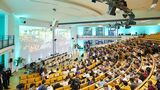 Großer Hörsaal mit vielen Studierenden bei einer Veranstaltung am KIT.