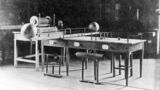 Von Heinrich Hertz konstruierter „UKW-Sender“ zum Nachweis elektromagnetischer Wellen. (Quelle: KIT-Archiv)