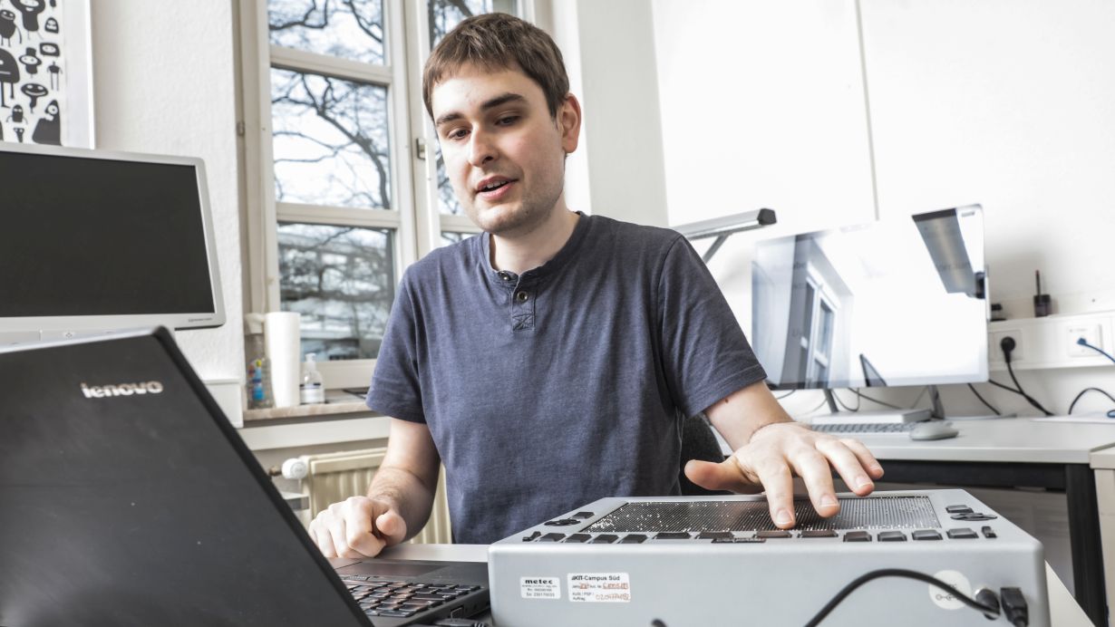 Studierender mit Sehbeeinträchtigung am Computer 