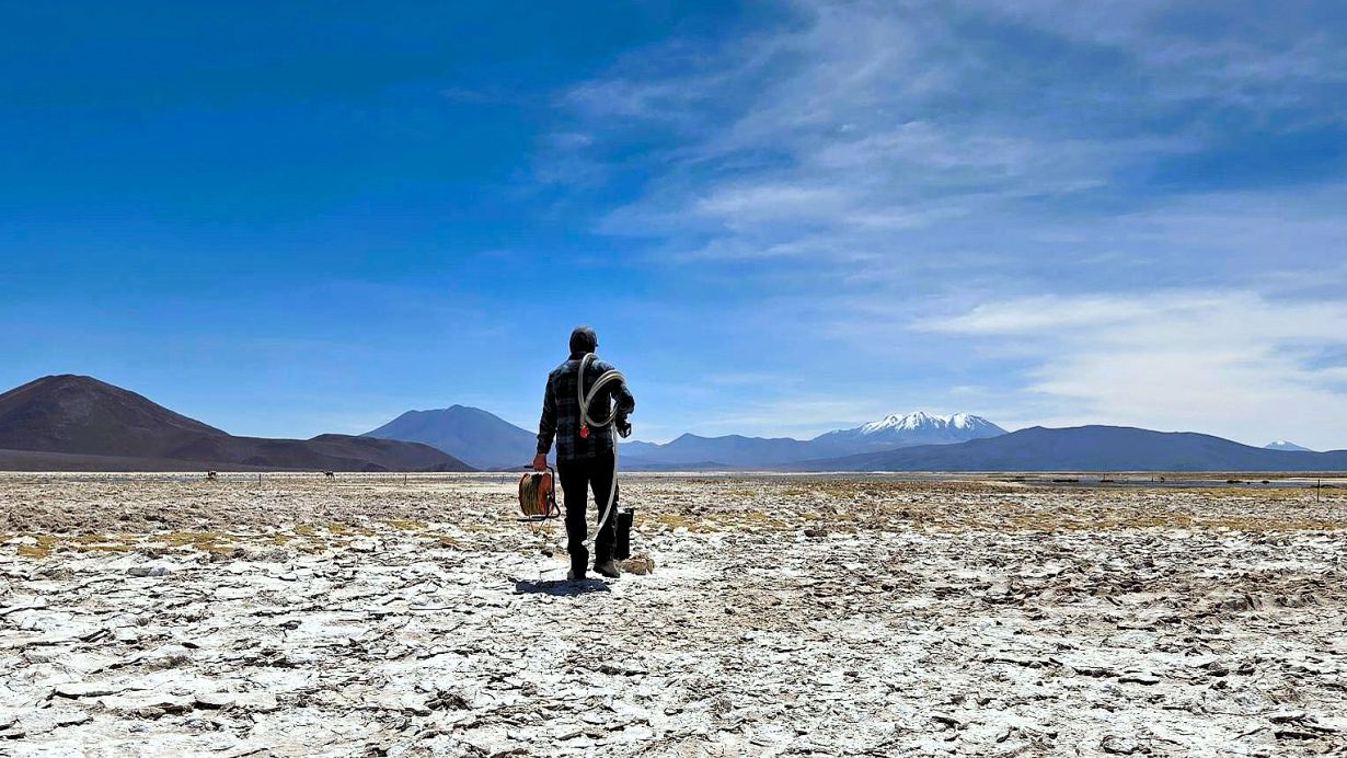 Während einer mehrwöchigen Forschungskampagne in der Atacama-Wüste beproben chilenische und deutsche Geologinnen und Geologen vulkanisch geprägte Reservoirsysteme. (Foto: Valentin Goldberg, KIT)