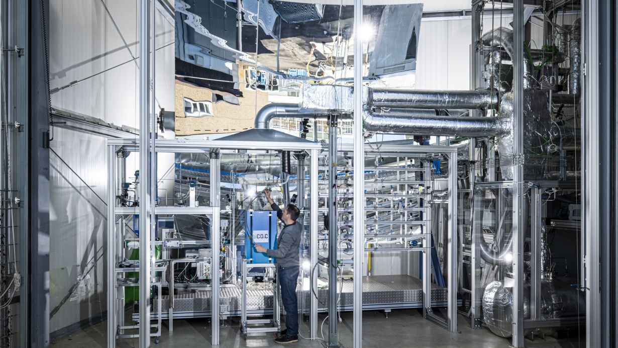 : Die NECOC-Versuchsanlage am KIT produziert festen Kohlenstoff aus klimaschädlichem CO2. (Foto: Markus Breig)