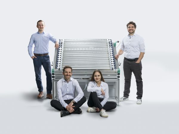 Das photreon-Team vor dem Ein-Quadratmeter-Prototyp des Photoreaktorpanels zur Herstellung von rein solarem Wasserstoff. V.l.n.r.: A. Dreher, P. Kant, M. Cordts, M. Rubin. 