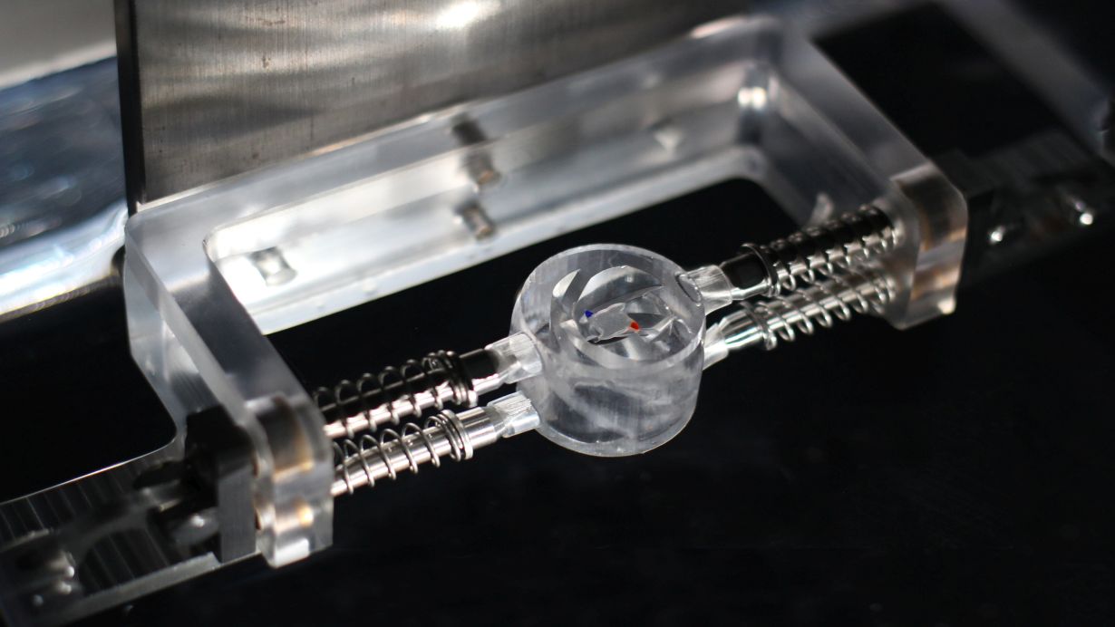 Foto: Cheng Zeng, SINANO Mikromotor mit Wasserantrieb: Im durchsichtigen, 3D-gedruckten Bauteil dreht sich der schwebende „Schwimmer