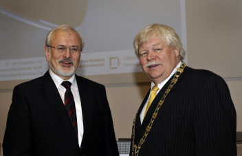 Professor Eberhard Umbach (links) und Professor Horst Hippler bei der Akademischen Jahresfeier 2008  (Foto: Sandra Göttisheim, Forschungszentrum Karlsruhe)