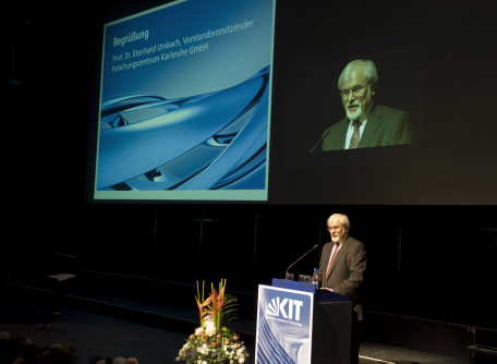 Rückblick und Ausblick: Professor Dr. Eberhard Umbach präsentierte beim Jahresempfang