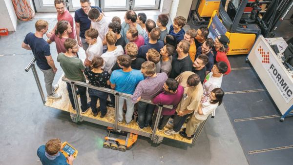 Mit dem modularen Transportsystem FORMIC kann eine einzelne Person Gewichte von bis zu 40 Tonnen ferngesteuert bewegen. (Foto: Markus Breig, KIT)