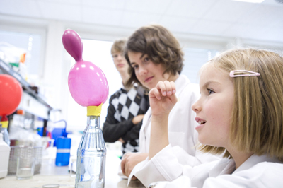 Kleine Studierende bei der Kinder-Uni 