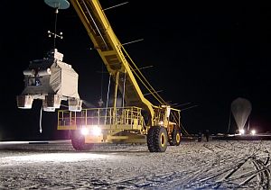Ballonstart in die Polarnacht: Im Vordergrund die Gondel mit den wissenschaftlichen Experimenten, im Hintergrund der Hauptballon, der die Gondel in über 30 km Höhe bringt. (Foto: Karlsruher Institut für Technologie)