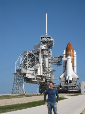 Endeavour auf der Startrampe mit dem deutschen "Payload Commander" von AMS, Dr. Andreas Sabellek vom KIT, im Vordergrund (Bild: Sabellek, privat)