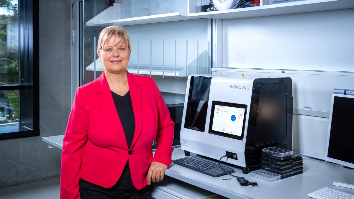 Portraitbild von Ute Schepers im Labor.